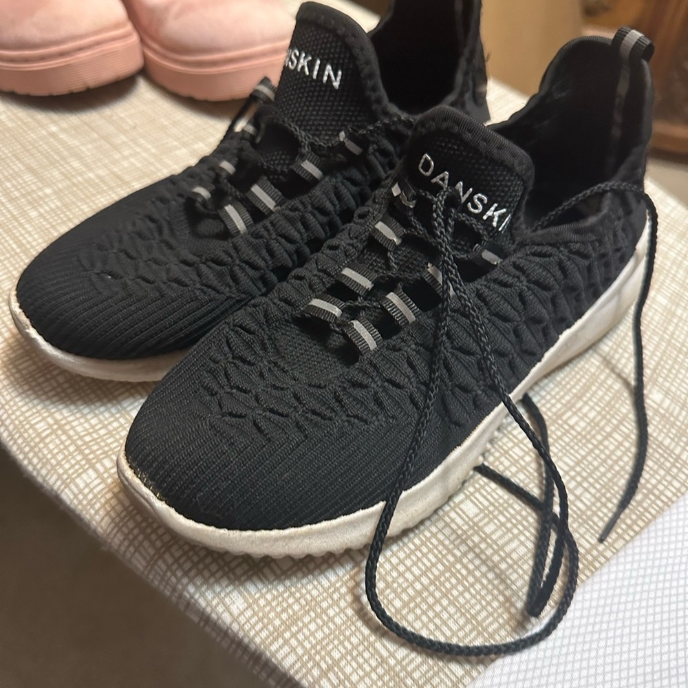 Samson’s black 7.5 women’s athletic shoes
